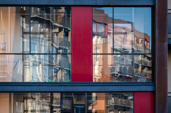 Modern Lägenhet Byggnad Vägg Med Stora Fönster Närbild Reflektioner Glaset — Stockfoto