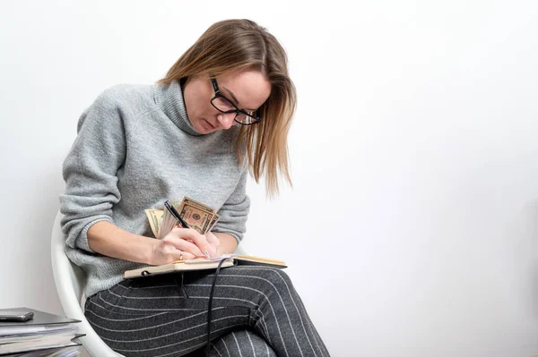 Mujer Rubia Con Gafas Contando Dinero Escribiendo Cuaderno Aislada Sobre — Foto de Stock