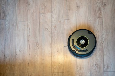 Plastik zeminde robotik elektrik süpürgesi, günlük işleri kolaylaştırmak için akıllı teknoloji.