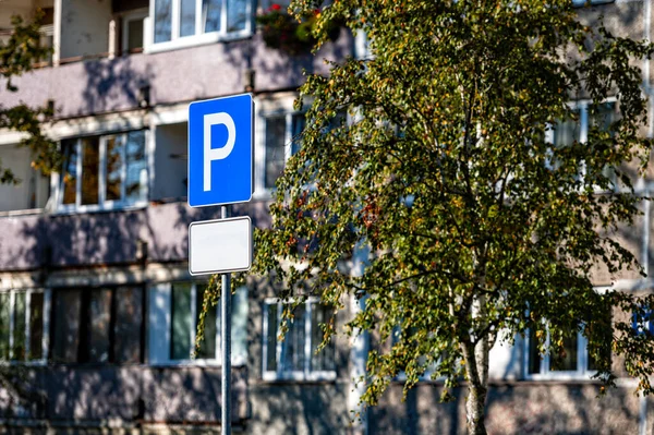 Parking Tabliczką Informacyjną Tle Domu Mieszkalnego Makieta — Zdjęcie stockowe