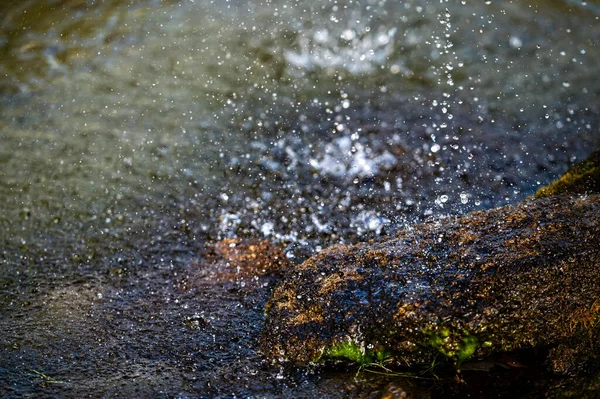 Vista Cerca Del Agua Salpicando Sobre Una Roca Una Piscina —  Fotos de Stock