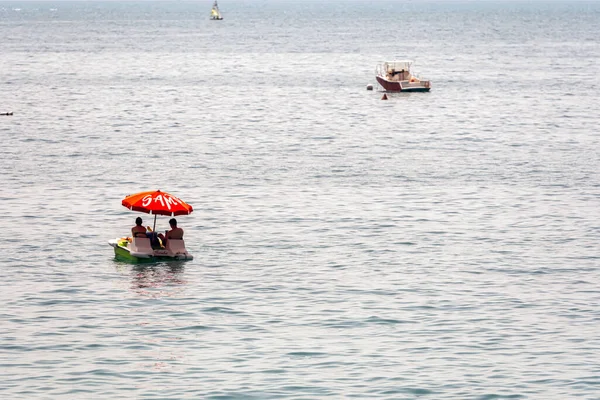 Monterosso Włochy Sierpnia 2021 Morze Śródziemne Łodzie Strefie Przybrzeżnej Pobliżu — Zdjęcie stockowe
