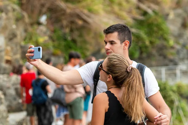 Manarola Itália Agosto 2021 Jovem Casal Romântico Tirando Uma Selfie — Fotografia de Stock