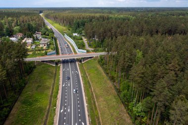 Via Baltica yolu (Vilnius, Riga ve Tallinn arasında), Saulkrasti, Letonya 'nın yanındaki karayolu bölümü, hava manzaralı.