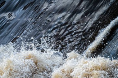 Akan suyun yakın çekimi, hızlı su beyaz bir su nehri veya akıntısı, kabarcıklı su