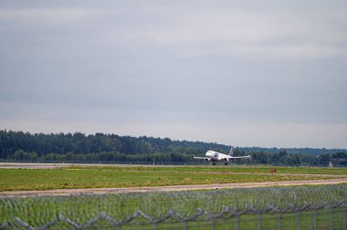 Riga, Letonya - 31 Ağustos 2021: LOT Polonya Havayolları Embraer 190 SP-LMD iniş / varış Riga / RIX / EVRA havaalanı