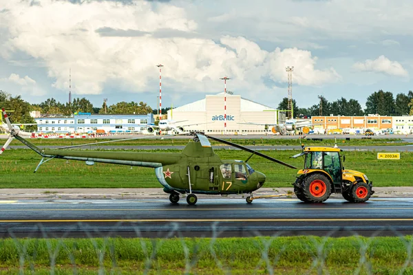 Riga Latvia August 2021 Tractor Towing Old Military Helicopter Aviation — Stock Photo, Image