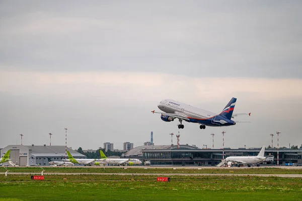 Riga Lettonia Agosto 2021 Russian Airlines Airbus A320 Biu Decolla — Foto Stock