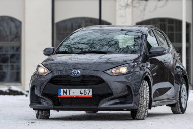 Riga, Letonya - 9 Şubat 2021: Metalik gri Toyota Yaris Hybrid Y20 versiyonu Hatchback arabası