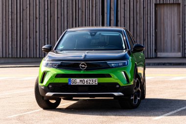 Riga, Letonya - 26 Mart 2021: yeşil elektrikli araç Opel Mokka-e halka açık otoparkta, geleceğin teknolojileri, modern tasarım