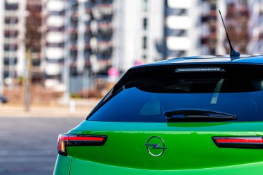 Riga, Letonya - 26 Mart 2021: Yeşil elektrikli araç Opel Mokka-e 'nin yakın çekimi, geleceğin teknolojileri, modern tasarım