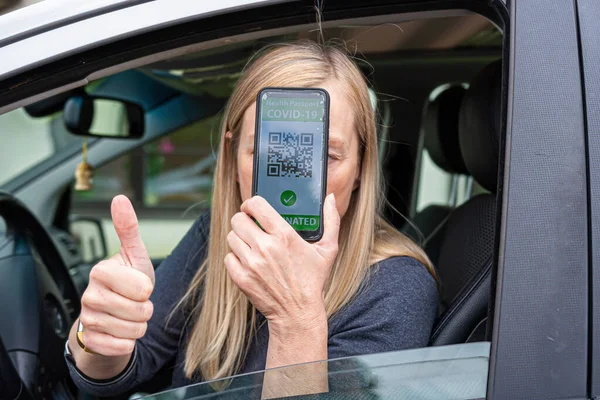 Οδηγός Στο Αυτοκίνητο Δείχνει Ένα Ψηφιακό Διαβατήριο Εμβόλιο Covid Ανοσία — Φωτογραφία Αρχείου
