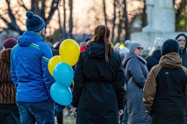 Dobele, Letonya - 2 Mart 2022: Savaşı protesto etmek ve Ukrayna 'yı desteklemek amacıyla Dobele Özgürlük Anıtı' nda UKRAINE mitingine katılın