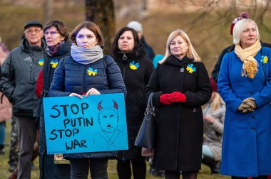 Dobele, Letonya - 2 Mart 2022: Savaşı protesto etmek ve Ukrayna 'yı desteklemek amacıyla Dobele Özgürlük Anıtı' nda UKRAINE mitingine katılın