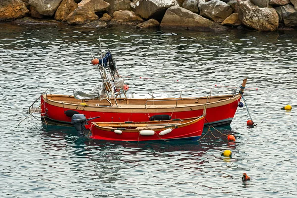 Łodzie Zacumowane Zatoce Manarola Cinque Terre Włochy — Zdjęcie stockowe