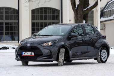 Riga, Letonya - 9 Şubat 2021: Metalik gri Toyota Yaris Hybrid Y20 versiyonu Hatchback arabası