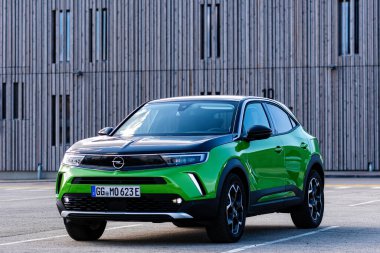 Riga, Letonya - 26 Mart 2021: yeşil elektrikli araç Opel Mokka-e halka açık otoparkta, geleceğin teknolojileri, modern tasarım