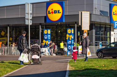 Riga, Letonya, 9 Ekim 2021: Riga 'daki LIDL süpermarketinin girişindeki kuyruklar