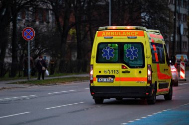 Riga, Letonya, 2 Kasım 2021: Parlak sarı ambülans minibüsü.