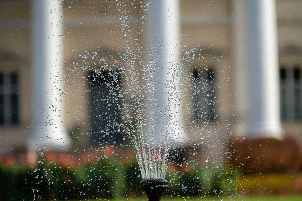 Fountain Splash Closeup Ένα Αποεστιασμένο Φόντο Ενός Παλιού Αρχοντικού Επιλεκτική — Φωτογραφία Αρχείου