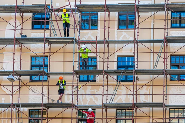 Riga Lotyšsko Září 2020 Stavební Pracovníci Lešení Fasádě Budovy Pro — Stock fotografie