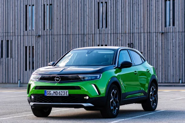 Riga Letônia Março 2021 Veículo Elétrico Verde Opel Mokka Estacionamento — Fotografia de Stock