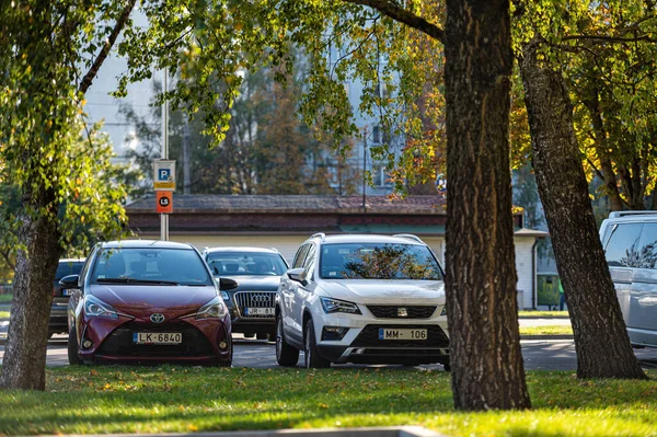 Ryga Łotwa Października 2021 Samochody Parkingu Przy Parku Drzewami Jesiennych — Zdjęcie stockowe