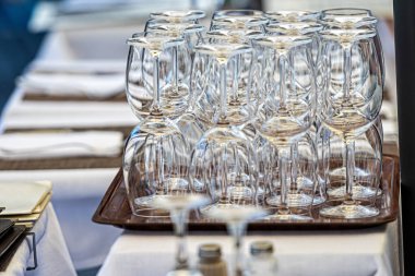 Sokak kafesindeki tepsilerde temiz boş bardaklar, yakın plan.