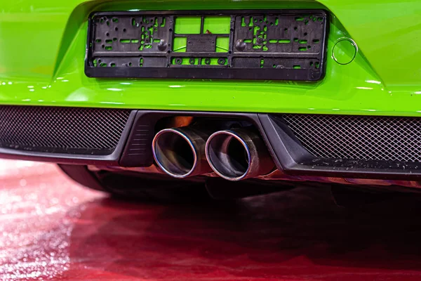 Close Modern Luxury Car Dual Exhaust Pipes Vehicle Smog Polluting — Stock Photo, Image