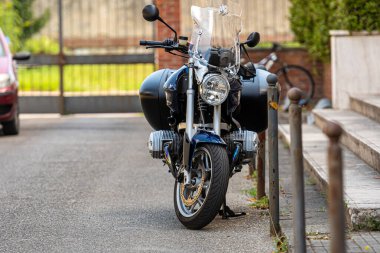 Pisa, İtalya - 9 Ağustos 2021: büyük bagajlı bir motosiklet evin merdivenlerine park edilmiştir.