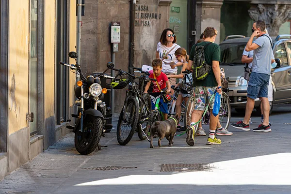 Pisa Olaszország 2021 Augusztus Turista Család Kerékpárral Körbeutazza Óvárost — Stock Fotó