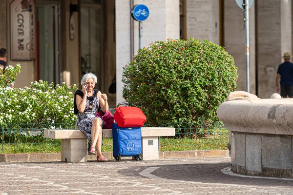 Pisa Italia Agosto 2021 Una Mujer Está Sentada Banco Parque — Foto de Stock