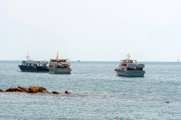 Monterosso Italien Augusti 2021 Medelhavet Båtar Kustområdet Nära Hamnen Monterosso — Stockfoto