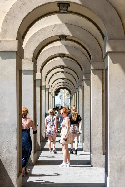 Florencia Italia Agosto 2021 Turistas Caminando Por Los Arcos Históricos —  Fotos de Stock