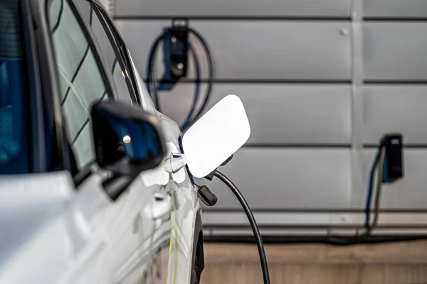 Áramellátás Csatlakozik Egy Elektromos Autó Tölteni Akkumulátort Töltőállomáson — Stock Fotó