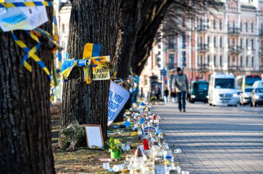 Riga, Letonya, 18 Mart 2022: Riga, Letonya 'daki Ukrayna Büyükelçiliği önünde Ukrayna' yı destekleyen çiçekler, mumlar ve posterler