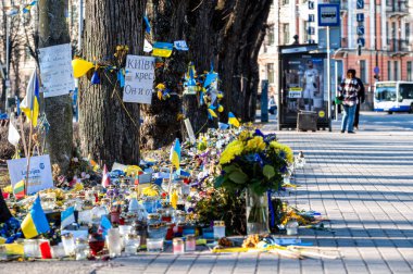 Riga, Letonya, 18 Mart 2022: Riga, Letonya 'daki Ukrayna Büyükelçiliği önünde Ukrayna' yı destekleyen çiçekler, mumlar ve posterler