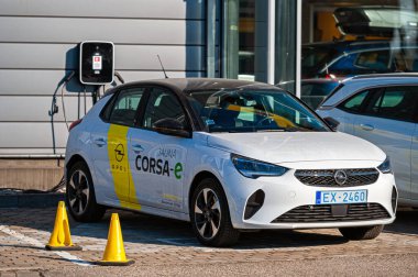 Riga, Letonya, 18 Mart 2022: Satıcılar Merkezi şarj istasyonundaki tamamen elektrik yüklü yeni Opel Corsa-e