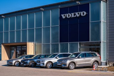 Riga, Letonya, 18 Mart 2022: Resmi Volvo Araba galerisinde bir dizi yeni araba.