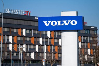 Riga, Letonya, 18 Mart 2022: Volvo marka logo resmi Volvo Araba galerisi ve servis merkezinde