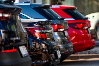 Riga, Letonya, 18 Mart 2022: Resmi bayilik hizmet merkezinde bir sıra yeni Opel arabaları, arabanın arka görüntüsü