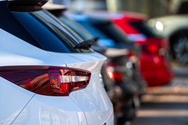 Riga, Letonya, 18 Mart 2022: Resmi bayilik hizmet merkezinde bir sıra yeni Opel arabaları, arabanın arka görüntüsü