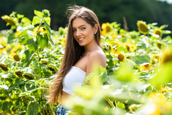 Dolce Ragazza Sensuale Top Bianco Campo Girasoli Donna Circondata Girasoli — Foto Stock