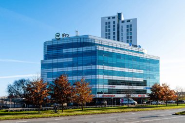 Riga, Letonya, 29 Ekim 2021: Riga 'da G. Astras Caddesi' nde ofisleri olan modern iş merkezinin dışı.