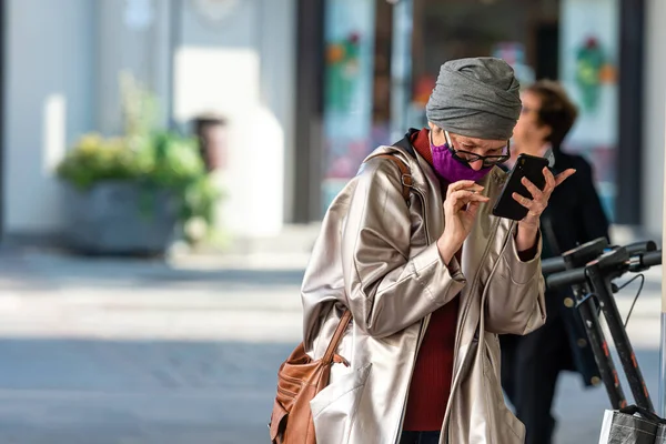 Riga Letonia Octubre 2020 Mujer Mayor Usando Smartphone Mientras Usa —  Fotos de Stock