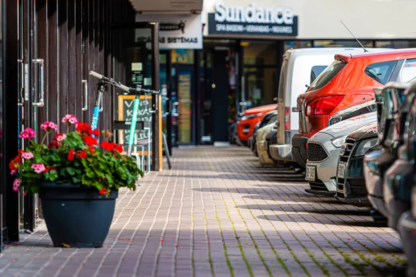 Ryga Łotwa Września 2020 Rząd Samochodów Parkingu Przed Budynkiem Biurowym — Zdjęcie stockowe