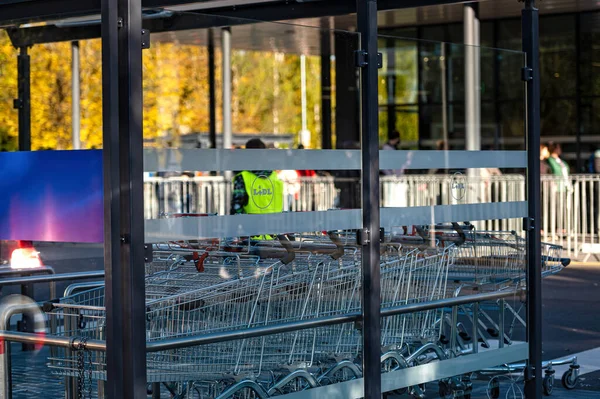 Riga Letonia Octubre 2021 Carritos Compras Cerca Del Supermercado Lidl — Foto de Stock