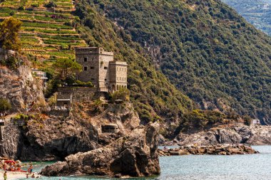 Güzel, berrak mavi suyu olan el değmemiş çakıl taşı plajı Monterosso al Mare, Cinque Terre, İtalya