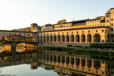 Ponte Vecchio (Eski Köprü) köprüsü Floransa, Toskana, İtalya 'da Arno Nehri üzerinde