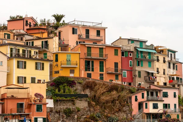 Renkli binalar ve küçük bir köy olan Manarola Cinque 'de pencereli eski cephe.